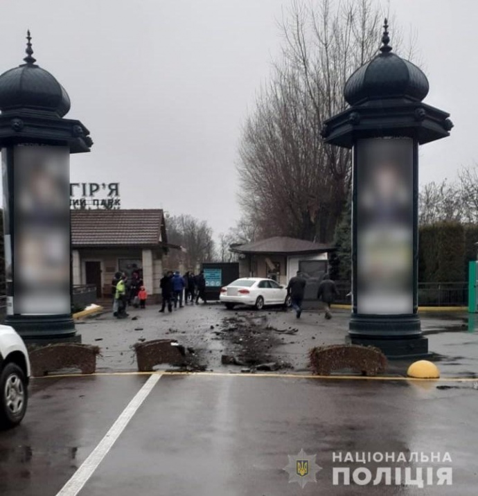 Под Киевом авто на скорости влетело в ворота бывшей резиденции Януковича (видео) - 1 - изображение