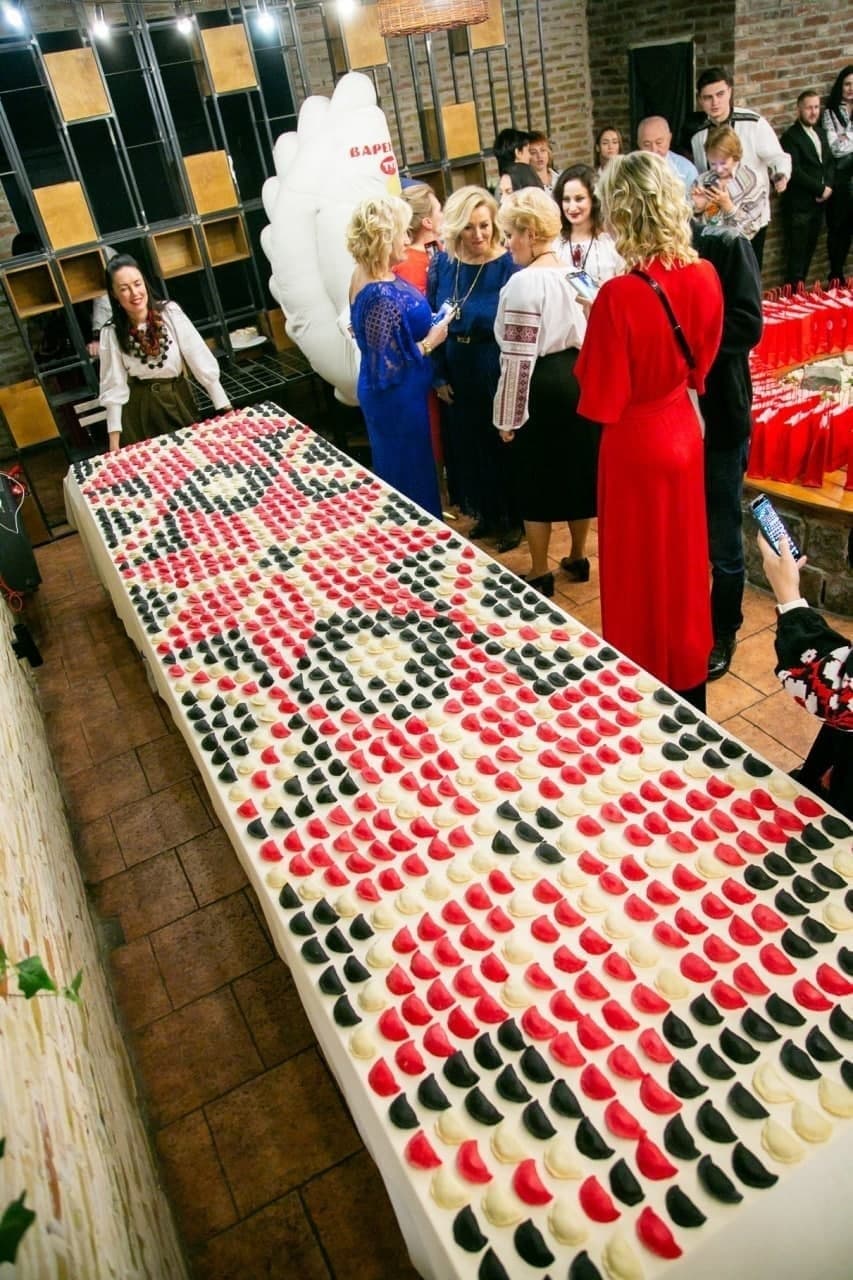 Во Львове создали рекордный рушник из вареников - 1 - изображение