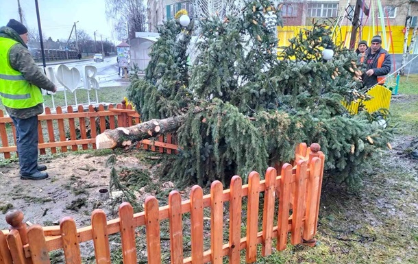 В Украине в День святого Николая упали три новогодние ёлки (фото, видео) - 3 - изображение