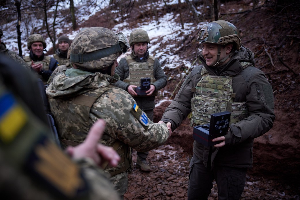 Зеленский посетил передовые позиции военных на Донбассе (фото) - 2 - изображение