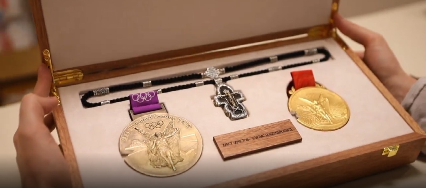 Ломаченко переплавил свои медали для подарка отцу (видео) - 1 - изображение