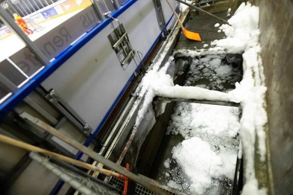 Хоккеисты провалились под лёд прямо во время матча в Швейцарии (видео, фото)