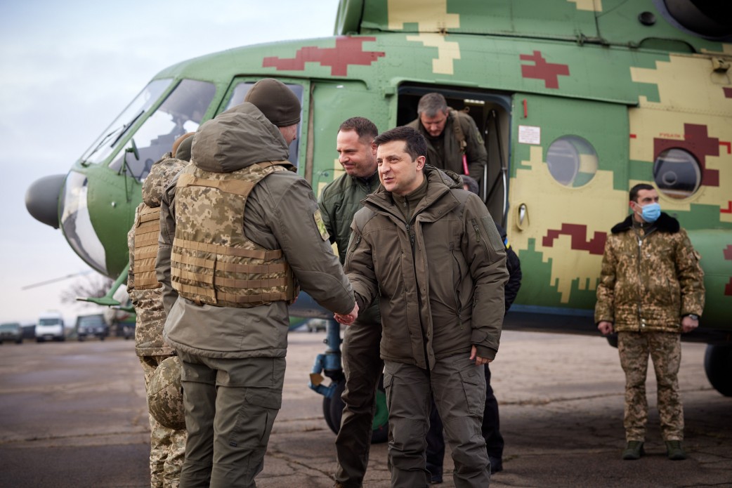 Зеленский посетил передовые позиции военных на Донбассе (фото) - 4 - изображение