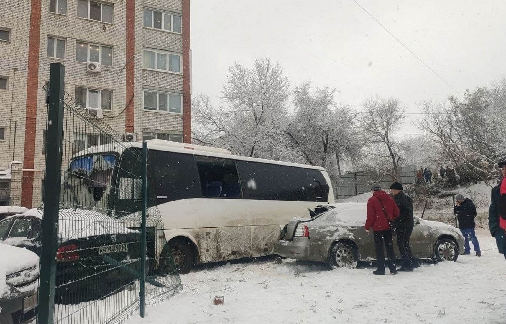 Опубликовано видео момента ДТП в Саратове, где автобус слетел с горы во  двор и снёс припаркованные