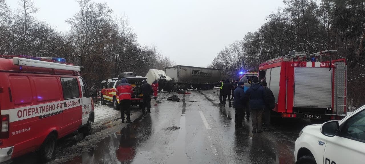 Под Черниговом столкнулись маршрутка и грузовик: 11 погибших (фото 18+) - 1 - изображение