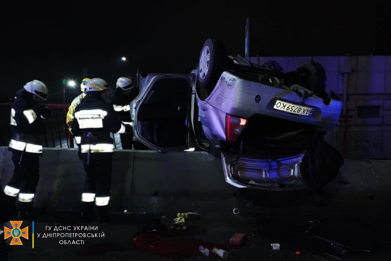 В Днепре на Новом мосту авто влетело в отбойник и перевернулось: есть погибшая (фото, видео) - 5 - изображение