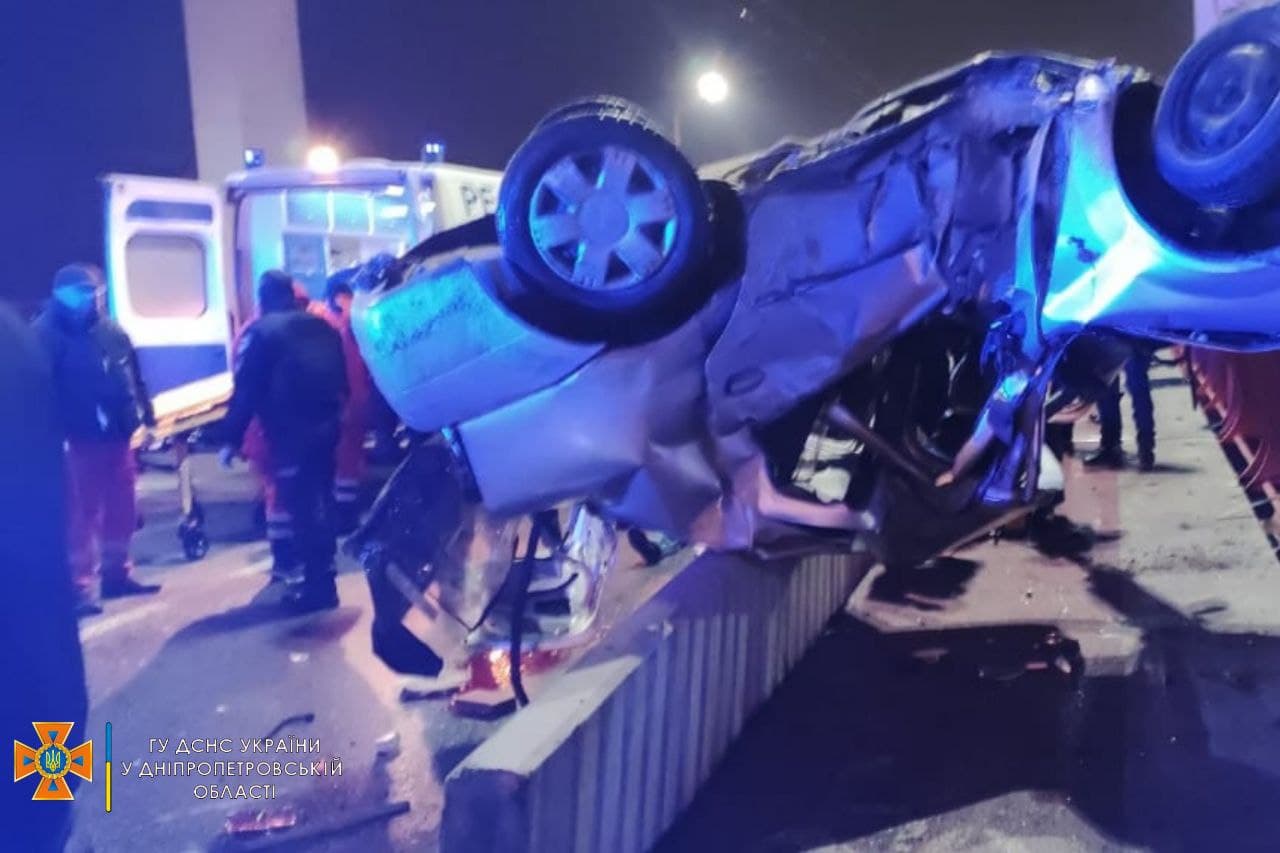 В Днепре на Новом мосту авто влетело в отбойник и перевернулось: есть погибшая (фото, видео) - 3 - изображение