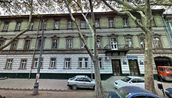 В одесском училище обвалился потолок: пострадал студент (видео) - 3 - изображение