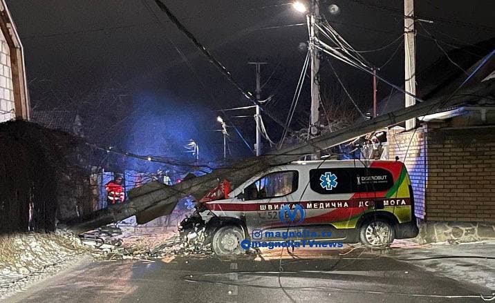 Под Киевом машина скорой помощи въехала в электроопору: двое пострадавших (фото) - 1 - изображение