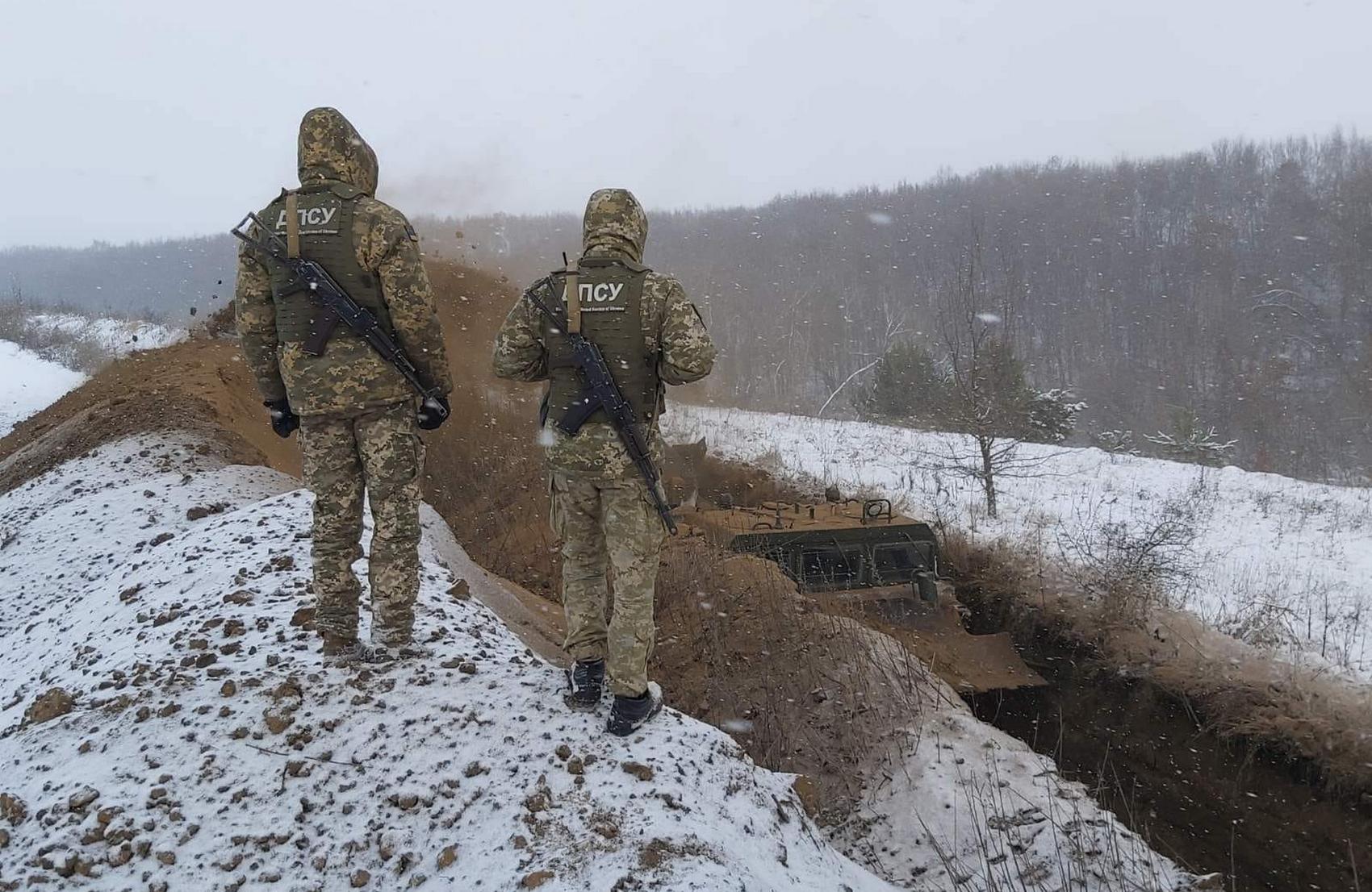 Украинские пограничники роют окопы на границе с РФ (видео)