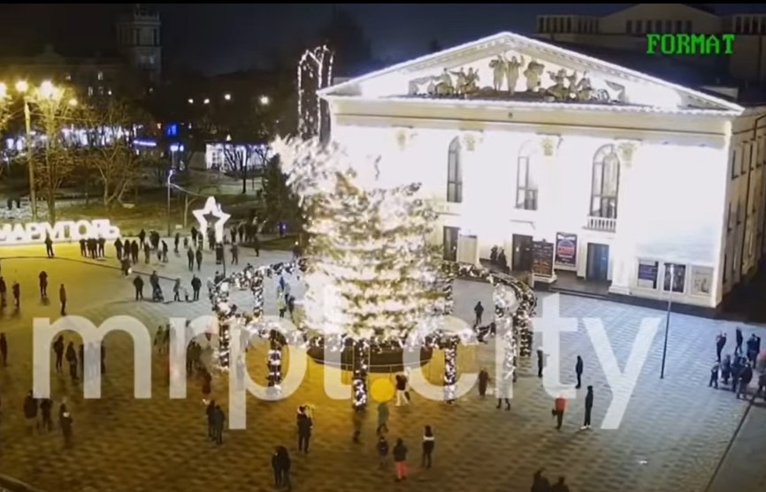 В России создали елку из 800 машин и поставили рекорд: видео