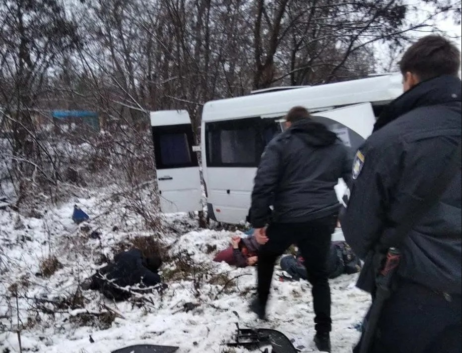 Под Черниговом столкнулись маршрутка и грузовик: 11 погибших (фото 18+) - 3 - изображение