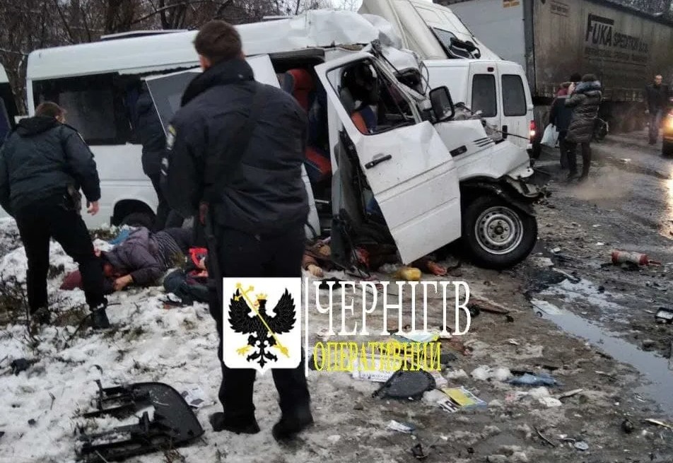 Под Черниговом столкнулись маршрутка и грузовик: 11 погибших (фото 18+) - 5 - изображение