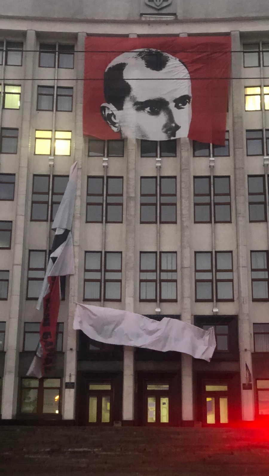 Ночью в Тернополе ветер разорвал баннер с Бандерой (фото) - 1 - изображение