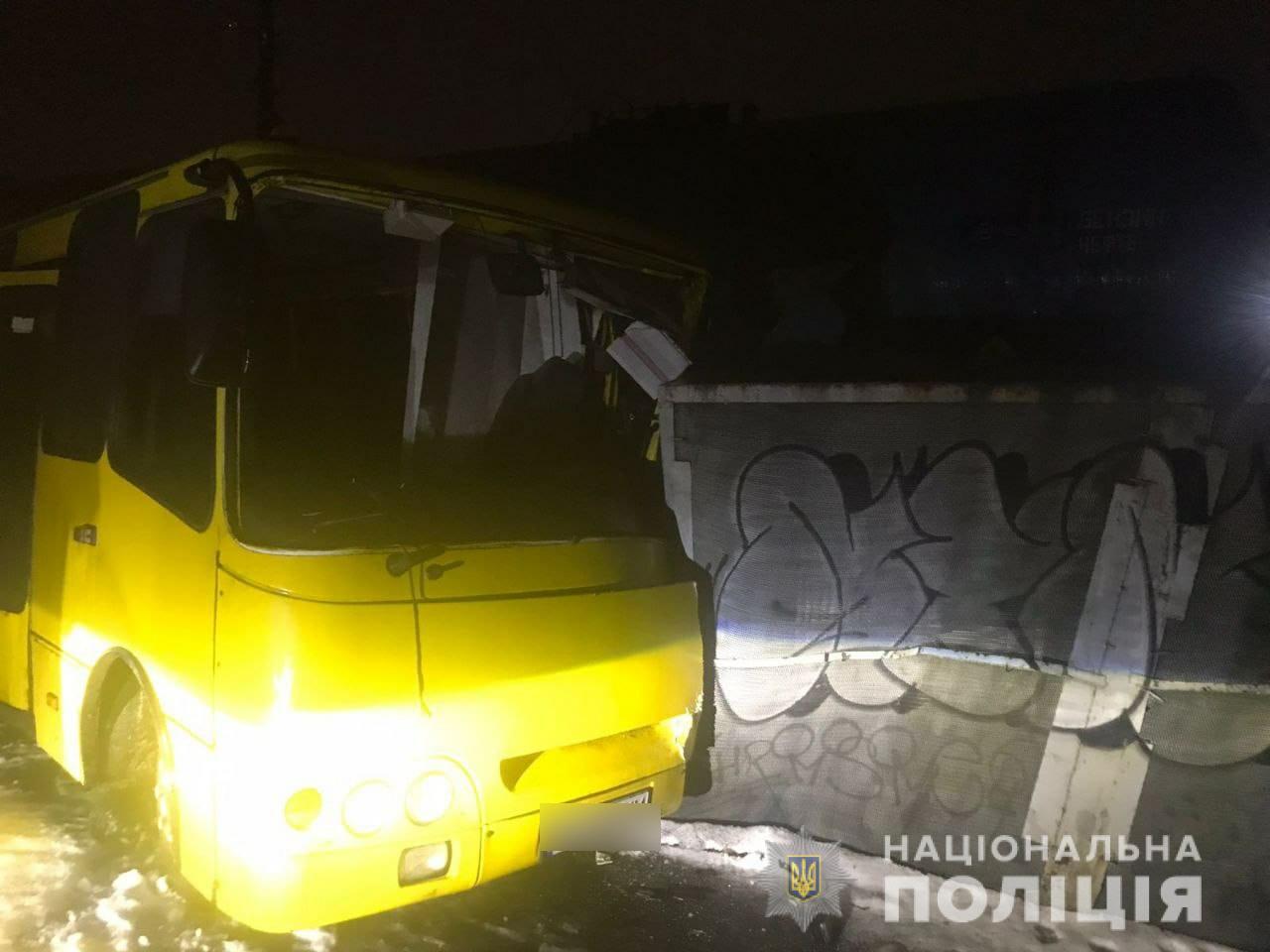 Под Киевом поезд протаранил маршрутку: пострадал водитель (видео) - 1 - изображение