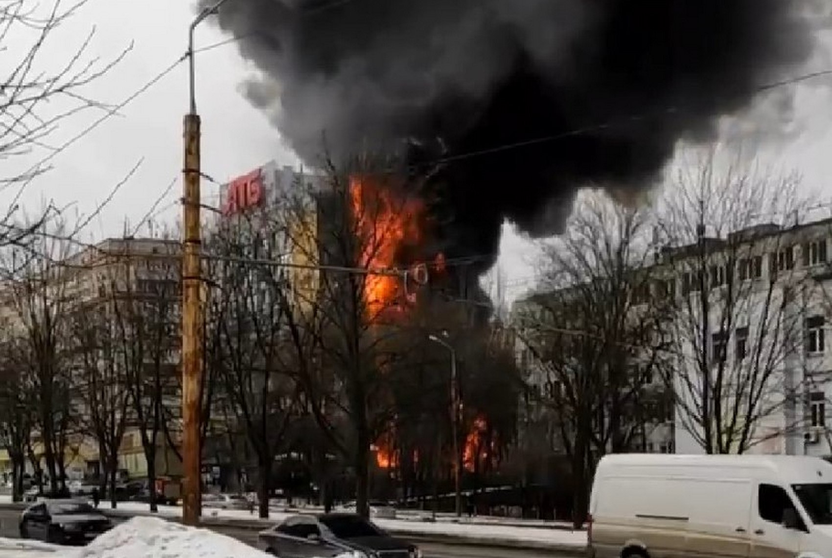 В Днепре горит центральный офис АТБ (видео)