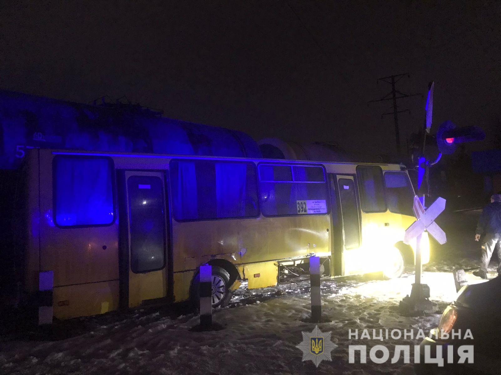 Под Киевом поезд протаранил маршрутку: пострадал водитель (видео)