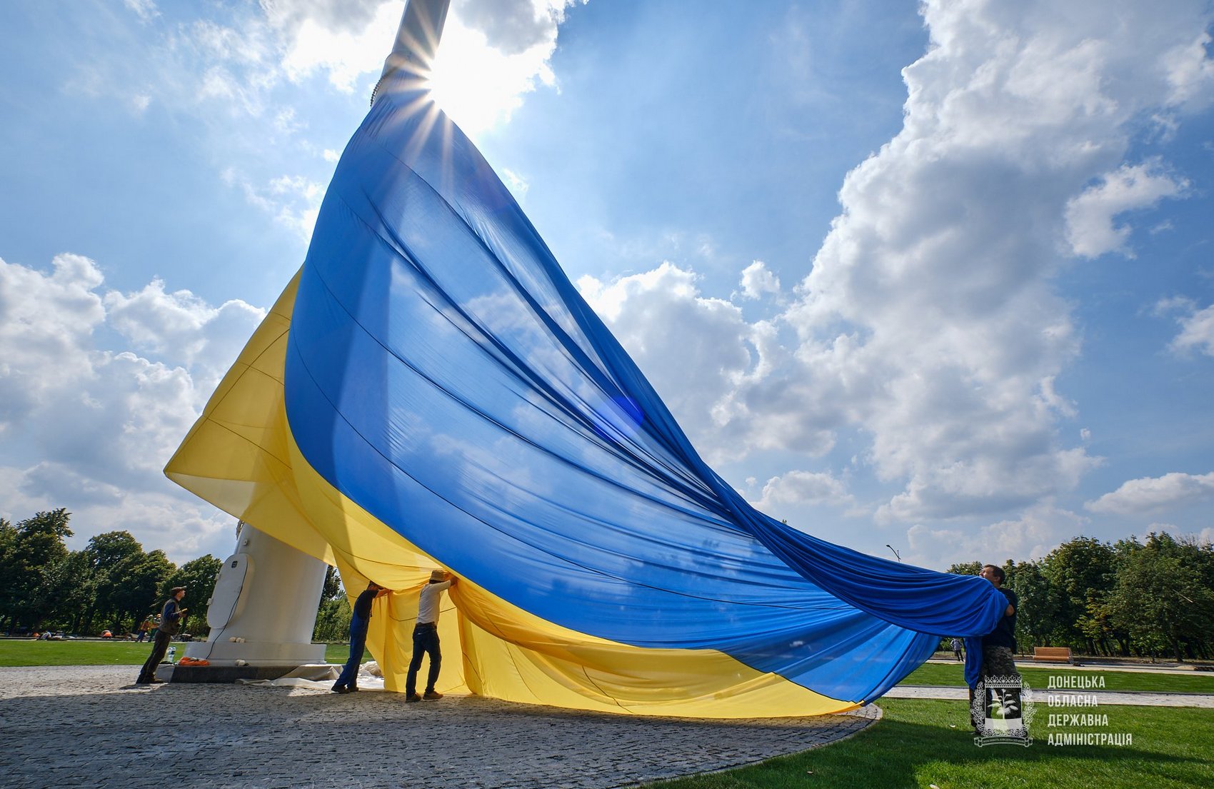 В Краматорске улетел с флагштока флаг Украины (видео)