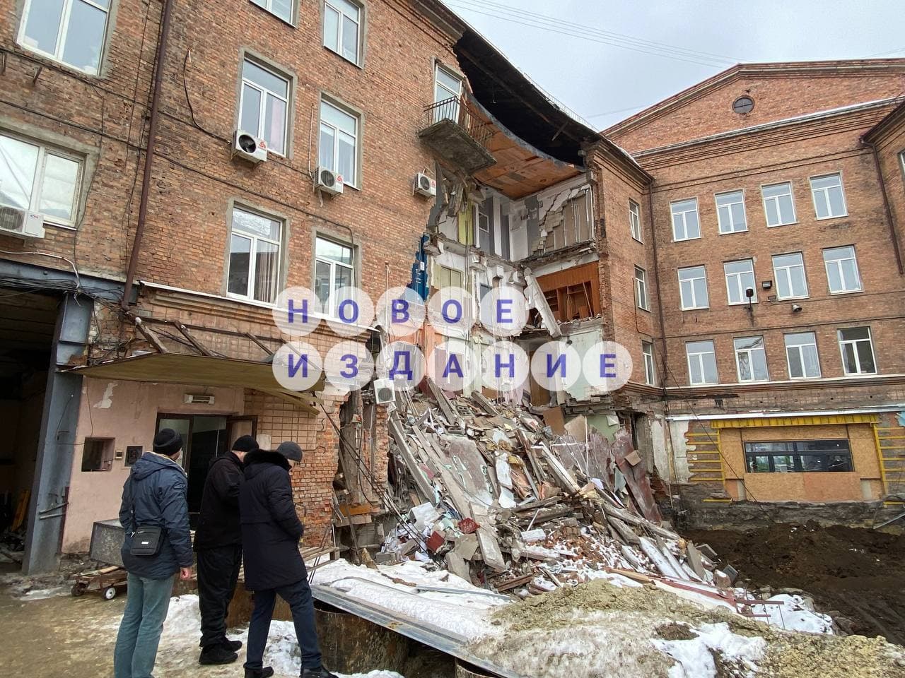 В Харькове обрушилась часть четырёхэтажного здания (фото, видео)