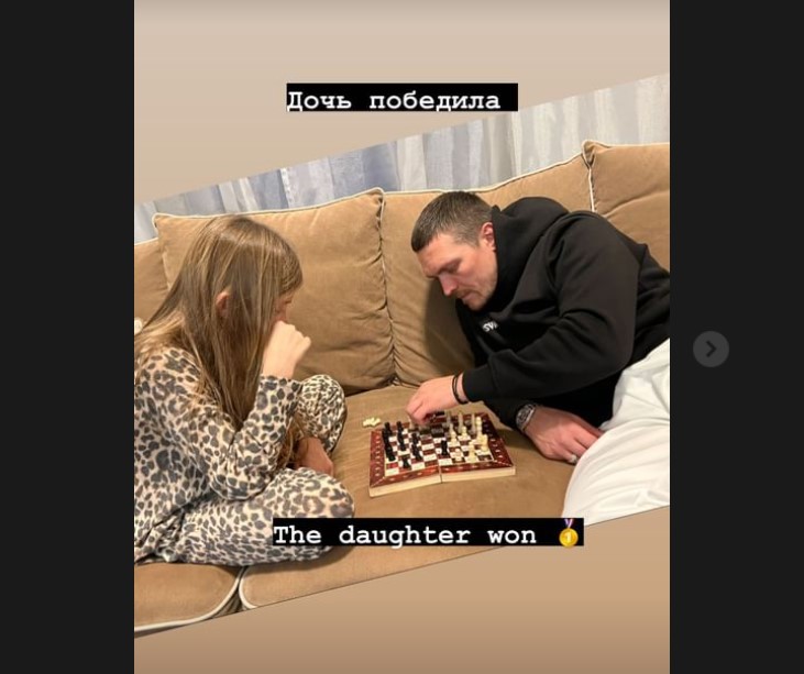 Усик проиграл дочери в шахматы (фото) - 1 - изображение