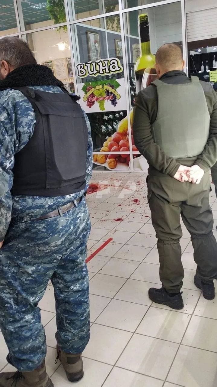 В ТЦ в Полтаве ножом убили 35-летнего посетителя, ещё один мужчина ранен (фото 18+) - 3 - изображение