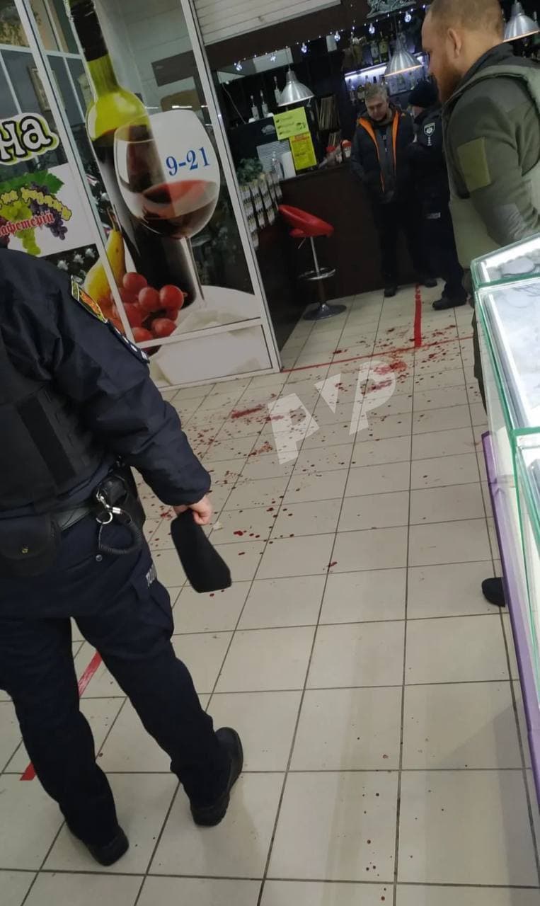 В ТЦ в Полтаве ножом убили 35-летнего посетителя, ещё один мужчина ранен (фото 18+) - 2 - изображение