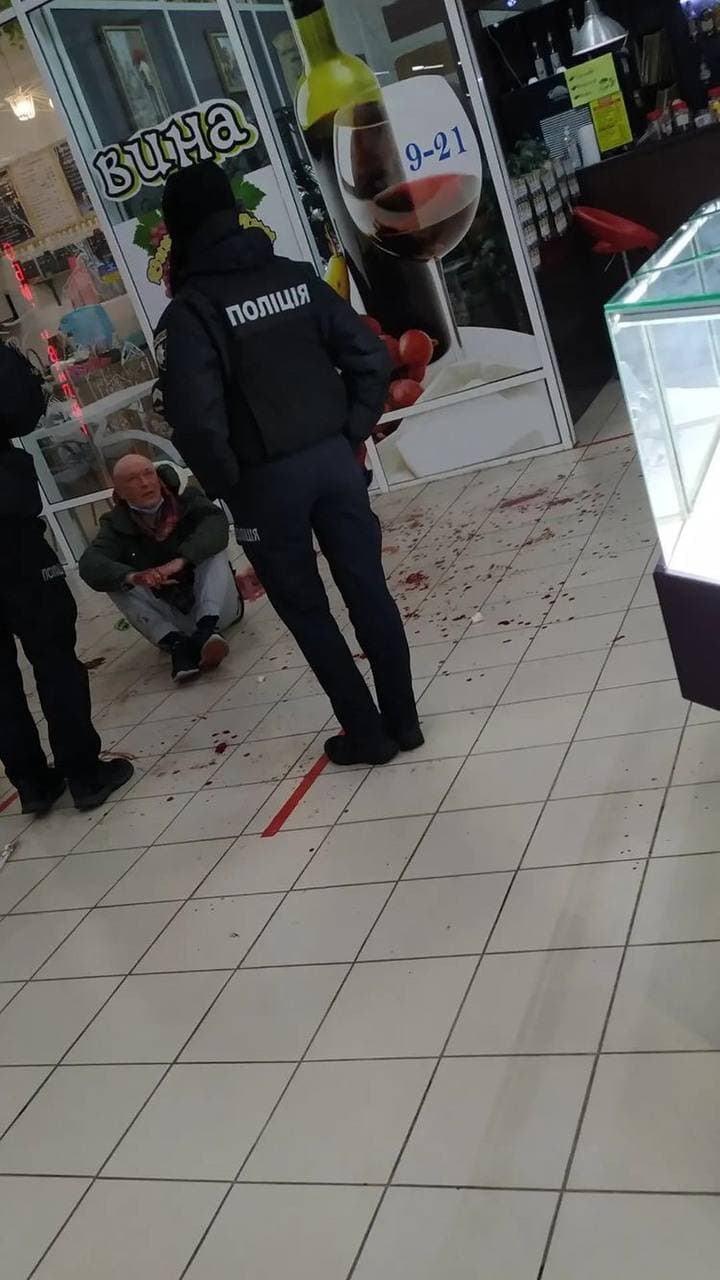 В ТЦ в Полтаве ножом убили 35-летнего посетителя, ещё один мужчина ранен (фото 18+) - 6 - изображение