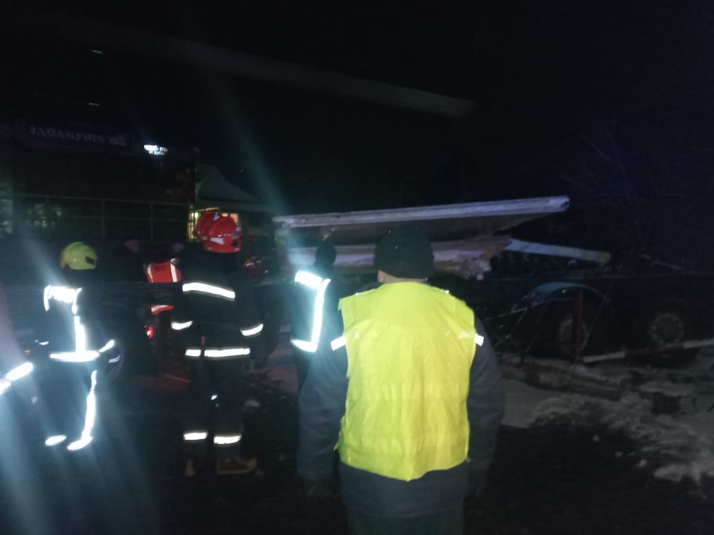Под Ровно поезд протаранил грузовик: двое пострадавших (фото) - 3 - изображение