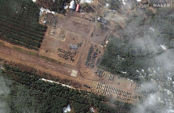 В Беларуси у границы Украины обнаружены сотни военных машин — новые спутниковые снимки Reuters - 1 - изображение