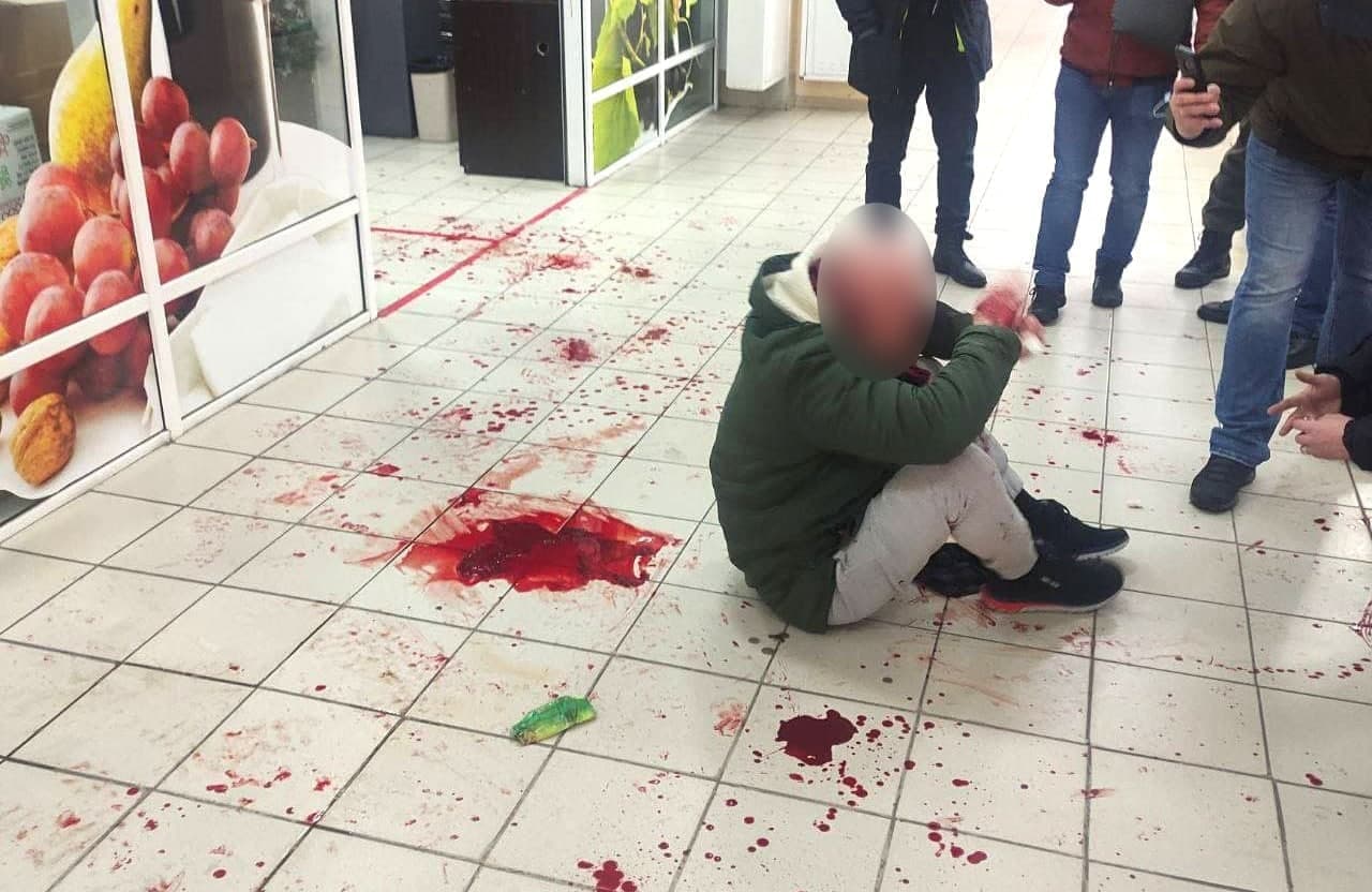 В ТЦ в Полтаве ножом убили 35-летнего посетителя, ещё один мужчина ранен (фото 18+) - 5 - изображение