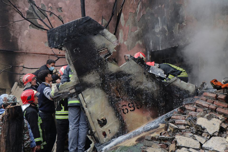 В Иране военный самолет упал на город: погибли два пилота и пешеход (фото, видео) - 1 - изображение