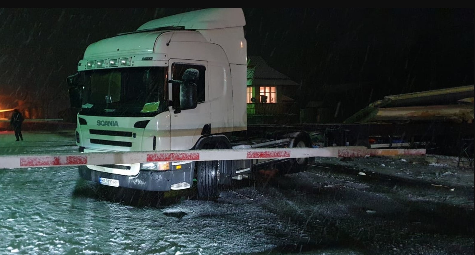 Под Ровно поезд протаранил грузовик: двое пострадавших (фото) - 6 - изображение