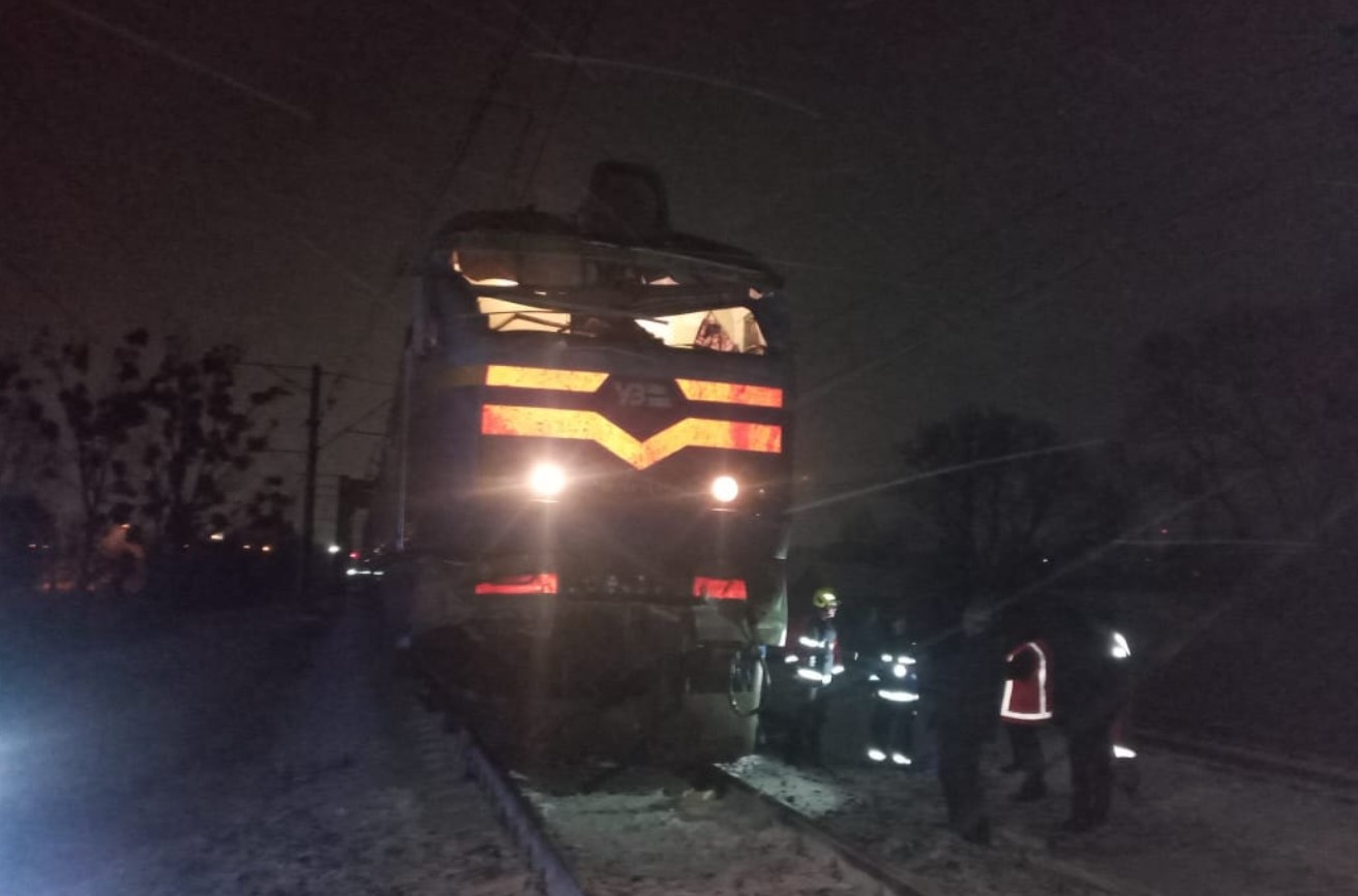 Под Ровно поезд протаранил грузовик: двое пострадавших (фото) - 8 - изображение