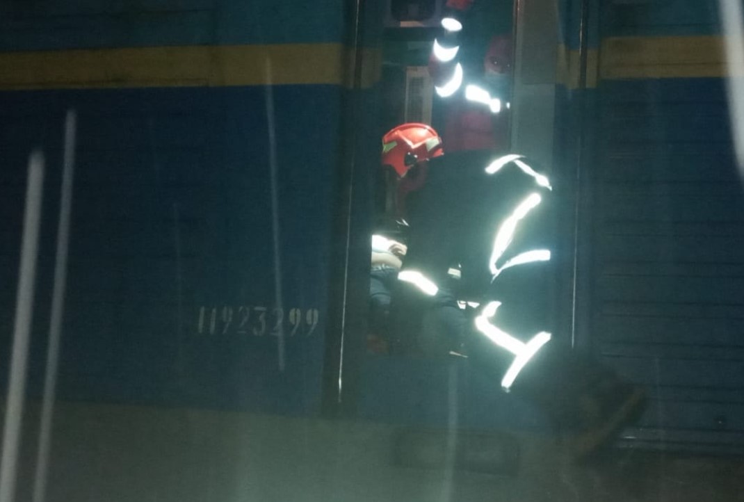 Под Ровно поезд протаранил грузовик: двое пострадавших (фото) - 1 - изображение