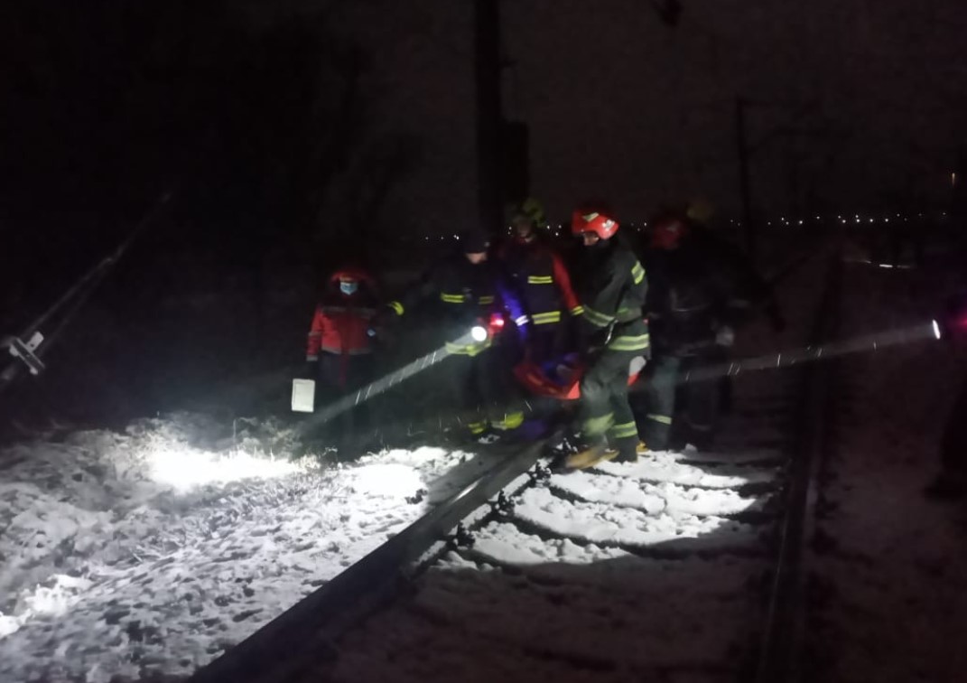 Под Ровно поезд протаранил грузовик: двое пострадавших (фото) - 2 - изображение