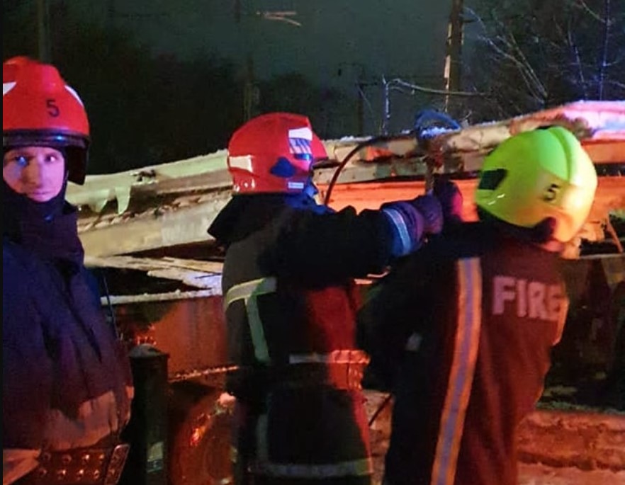 Под Ровно поезд протаранил грузовик: двое пострадавших (фото) - 4 - изображение
