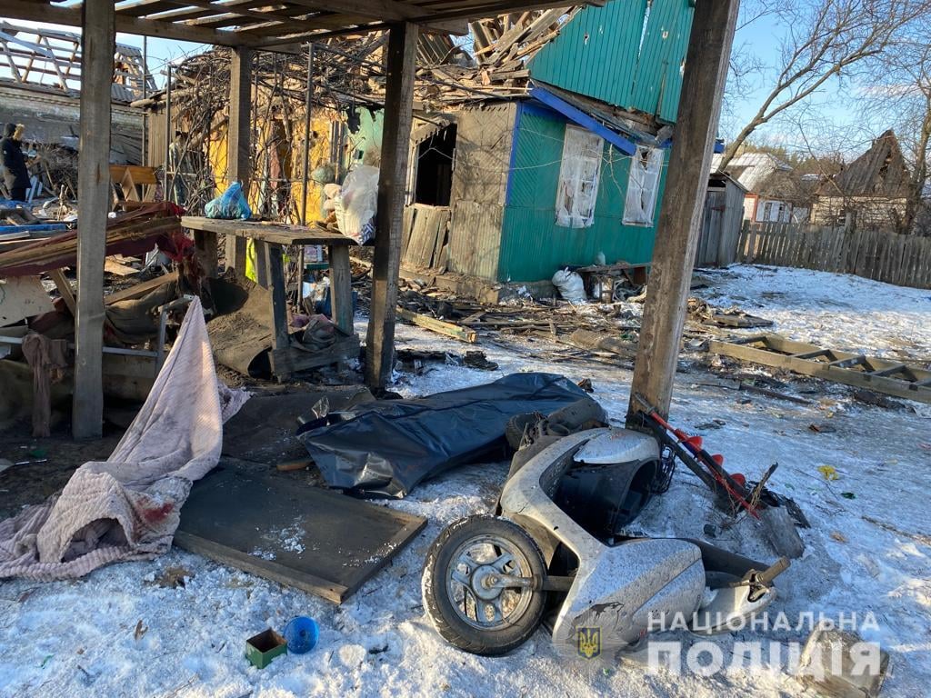 На Киевщине сбросили бомбы на жилые дома: есть жертвы и раненые (фото) - 1 - изображение