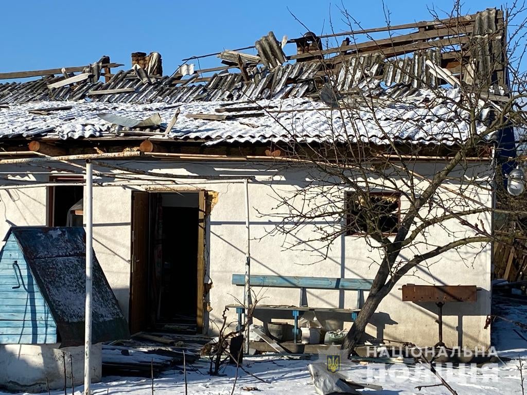 На Киевщине сбросили бомбы на жилые дома: есть жертвы и раненые (фото) - 2 - изображение