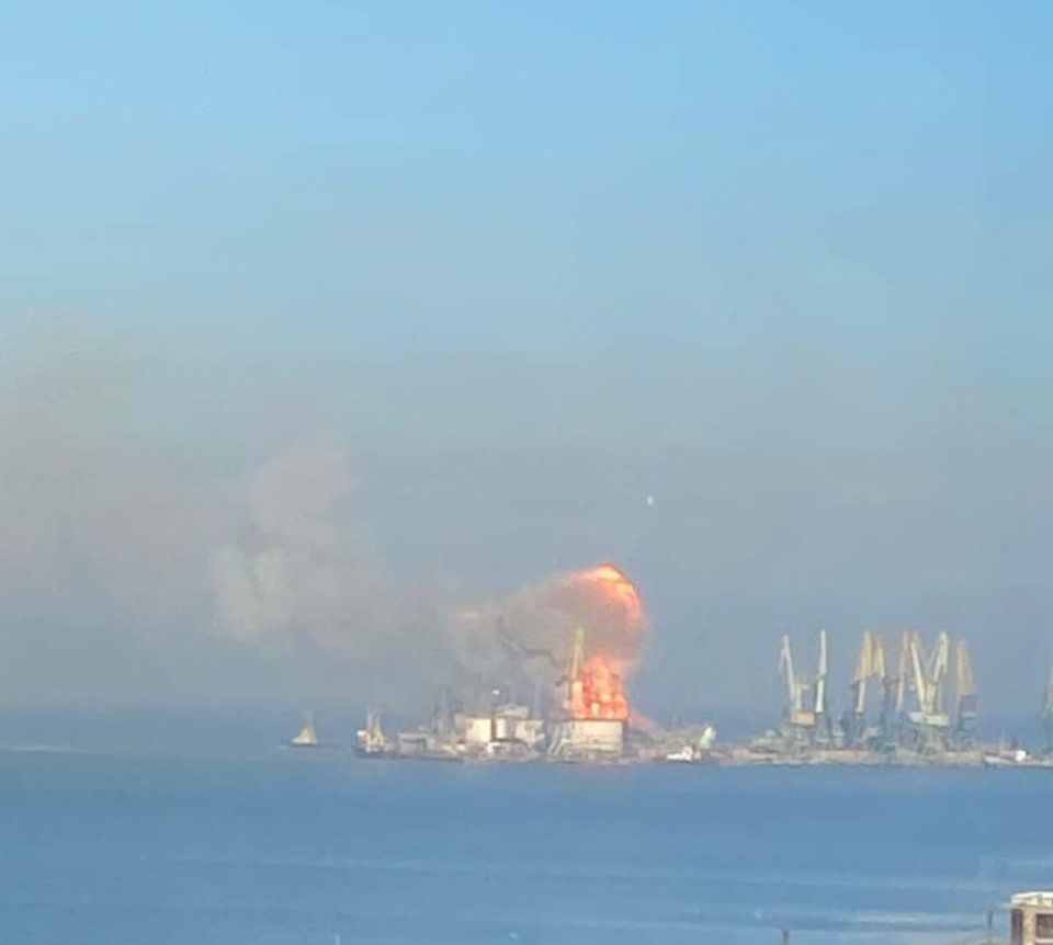 ВМС: в порту Бердянска ВСУ уничтожили десантный корабль РФ «Орск» (фото, видео) - 1 - изображение