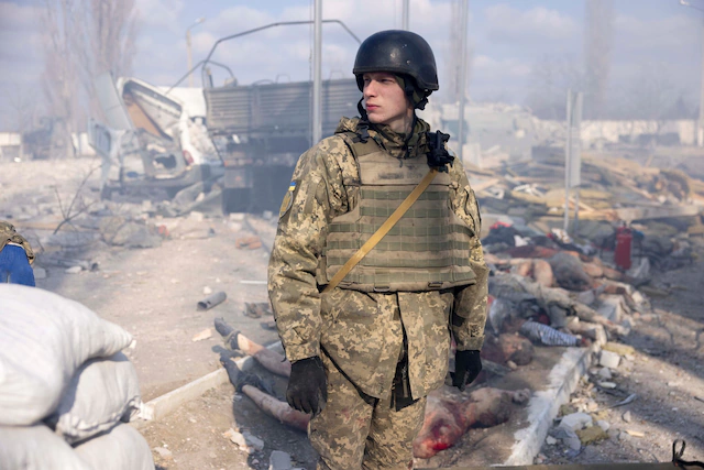 Expressen: в Николаеве при обстреле казармы 79-й ОДШБр погибли минимум 40 военных (фото, видео) - 3 - изображение