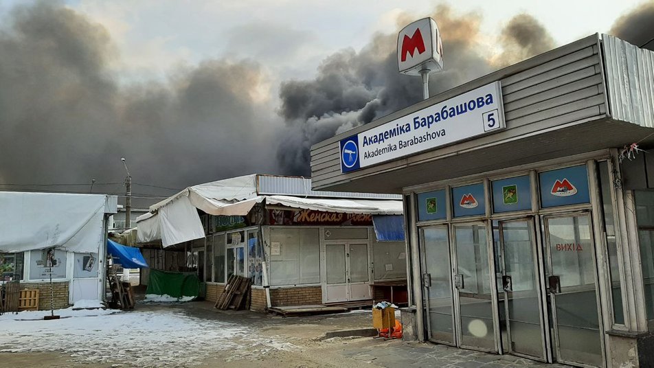 В Харькове после обстрела загорелся рынок «Барабашово», погиб спасатель — ГСЧС (фото, видео) - 1 - изображение