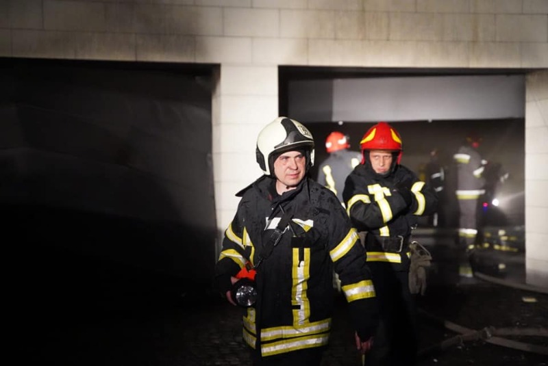 В Киеве на Дарнице обломки сбитой ракеты упали у дома: загорелся гараж (фото) - 1 - изображение
