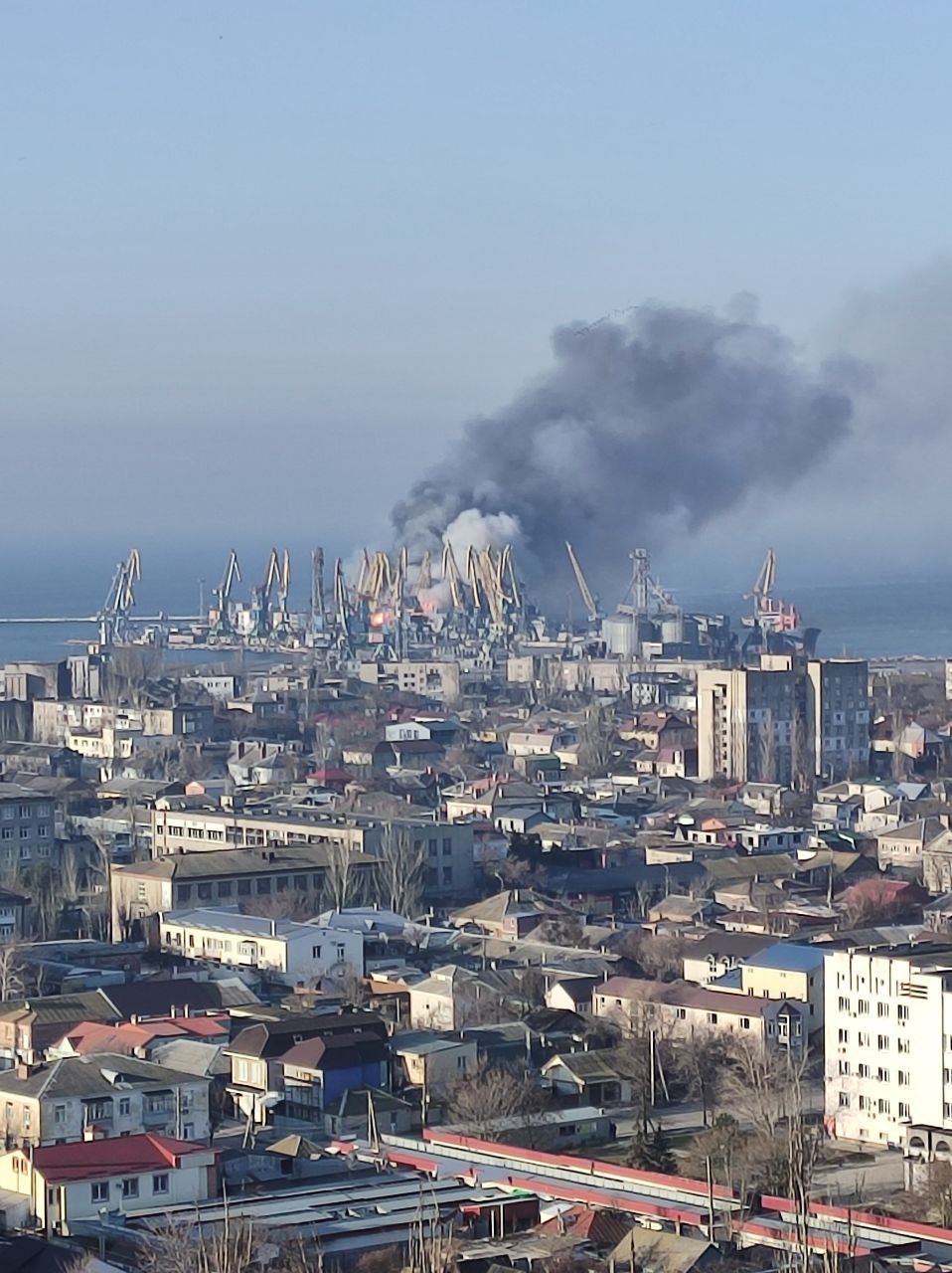 ВМС: в порту Бердянска ВСУ уничтожили десантный корабль РФ «Орск» (фото, видео) - 3 - изображение