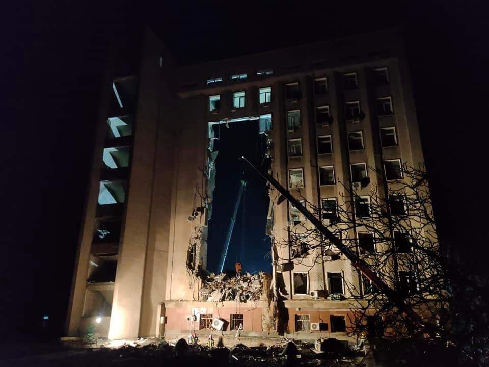 В Николаеве продолжают разбирать завалы здания ОГА: число жертв достигло 19-ти (фото, видео) - 1 - изображение