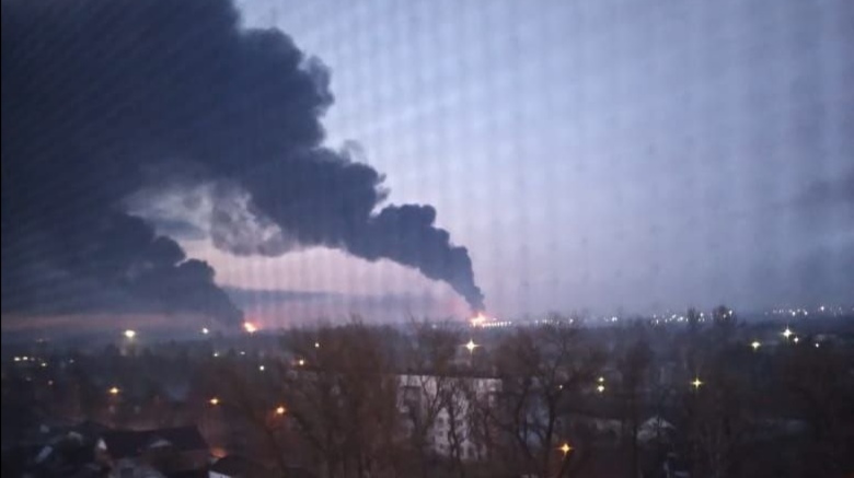 В Брянске горит нефтебаза, также СМИ сообщают о пожаре в воинской части (фото, видео) - 1 - изображение