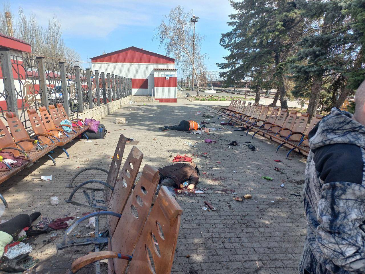 Обстрелян ж/д вокзал в Краматорске: сообщается о 30 погибших (фото, видео) - 3 - изображение