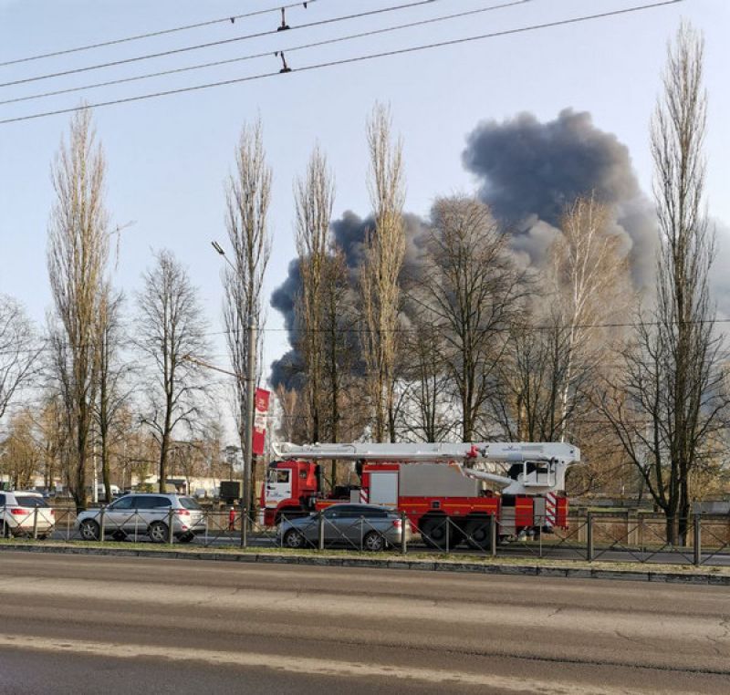 В Брянске горит нефтебаза, также СМИ сообщают о пожаре в воинской части (фото, видео) - 3 - изображение