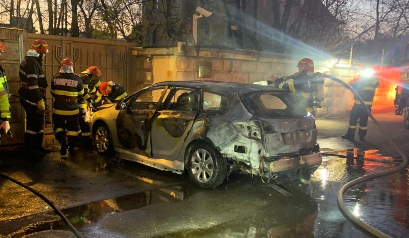 В Бухаресте авто протаранило ворота посольства РФ, водитель поджёг себя — СМИ (фото, видео) - 2 - изображение