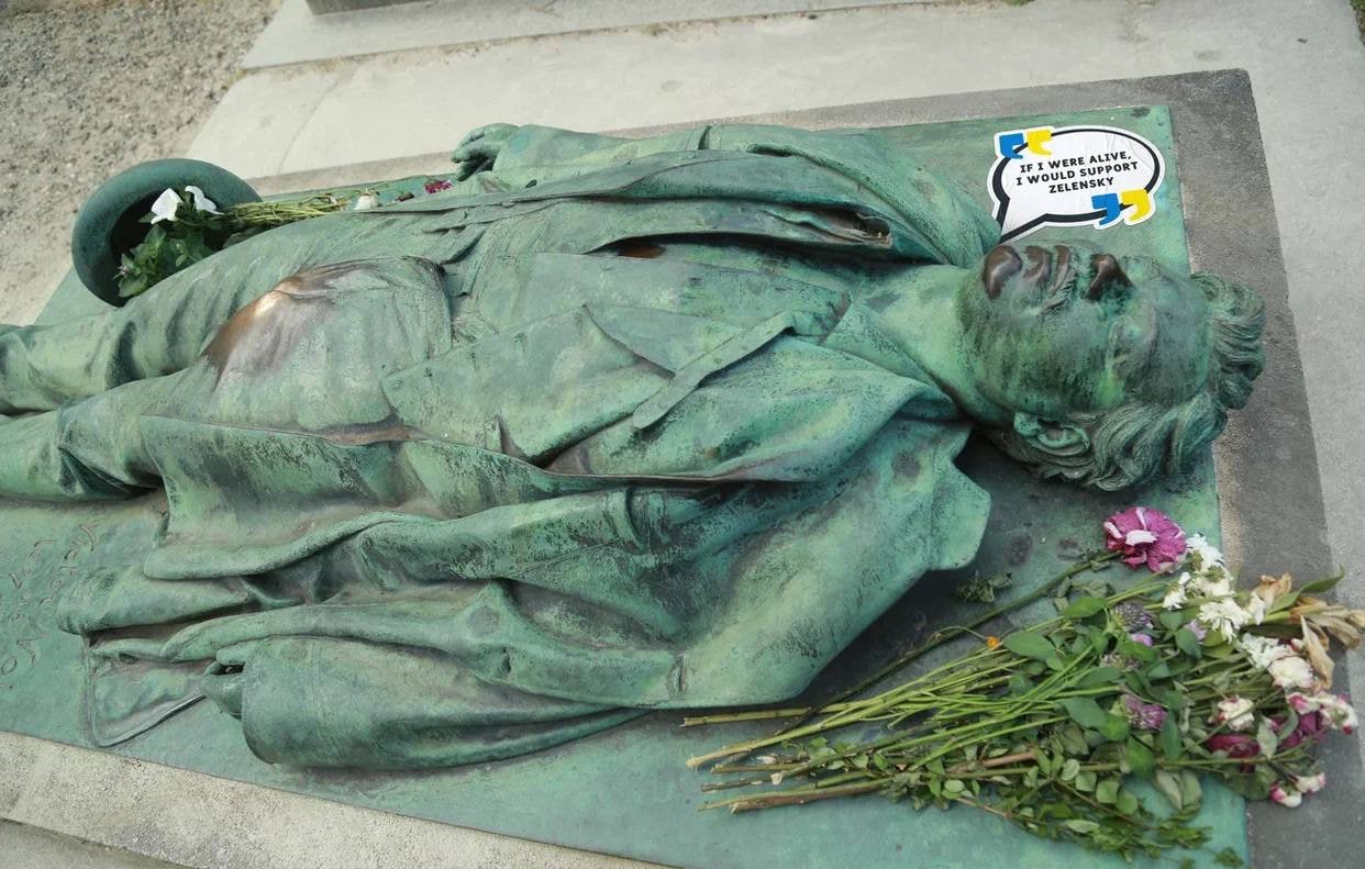 На кладбище Пер-Лашез в Париже появились наклейки в поддержку Зеленского (фото) - 1 - изображение