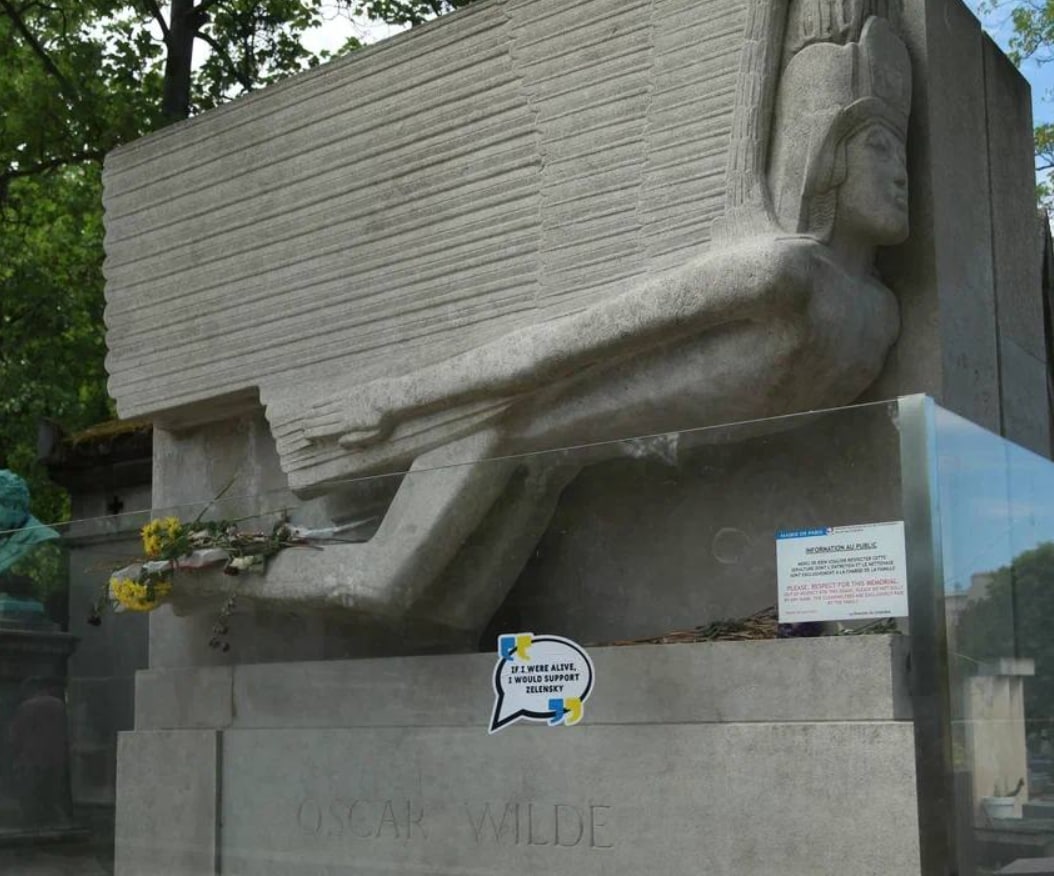 На кладбище Пер-Лашез в Париже появились наклейки в поддержку Зеленского (фото) - 10 - изображение